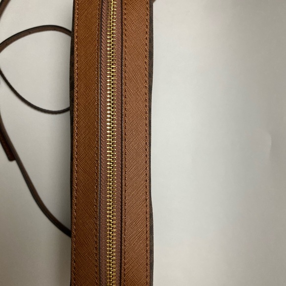 selling my mk sling bag - Picture 3 of 3